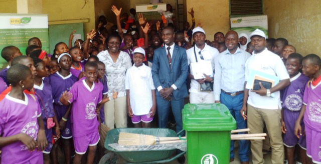 projet » Ambassadeurs Ecolo »:l’Ong Aide Pur remet du Matériels au Lycée Moderne 1 d’Abobo