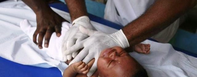 Côte d’Ivoire: prévention et massage pour lutter contre la pneumonie chez les bébés