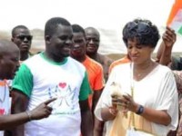 Légende : Solange Ouédraogo, président de lOng les Colombes de la paix, a lâché une colombe pour célébrer la paix avec les femmes et les jeunes.