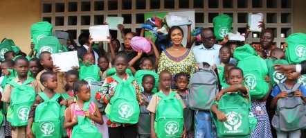 ﻿Rentrée scolaire :Mme MABRI OFFRE DES KITS SCOLAIRES À PLUSIEURS ENFANTS DÉFAVORISÉS DANS LE DISTRICT D’ABIDJAN