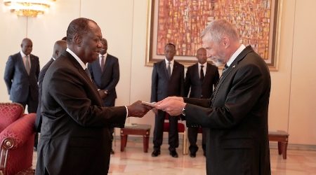 ﻿L’Ambassadeur des Etats-Unis Richard K. Bell présente ses lettres de créances au Président Alassane Ouattara