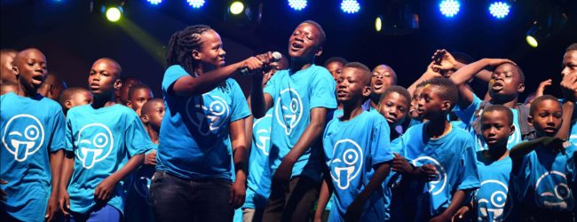 Journée mondiale de l’enfance : Les enfants prennent les commandes et le monde passe au bleu. La Convention relative aux droits des enfants a 30 ans cette année