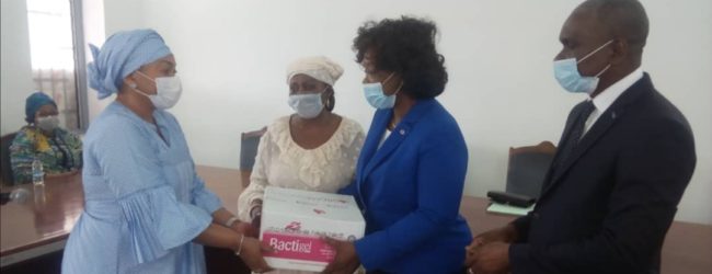 L’Amicale des épouses de ministres ( ADEM ), a procédé a une remise de don de matériels d’une valeurs de dix millions de francs cfa au Chu de treichville dans le cadre de la lutte contre la pandémie du COVID-19.