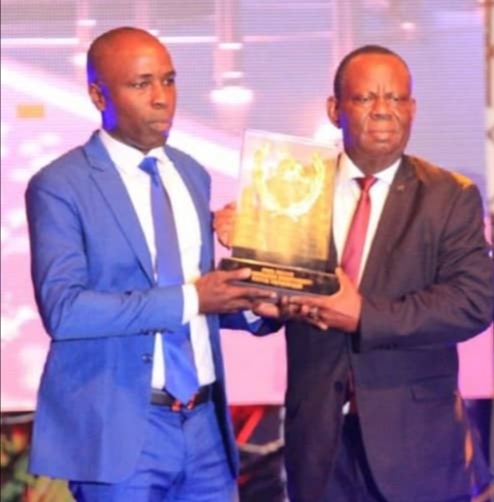 Côte d’Ivoire /23ieme Nuit des Ebony : S.E Akesse Victor Consul de la côte d’ivoire au Niger remet le trophée du Meilleur journaliste de la presse numérique