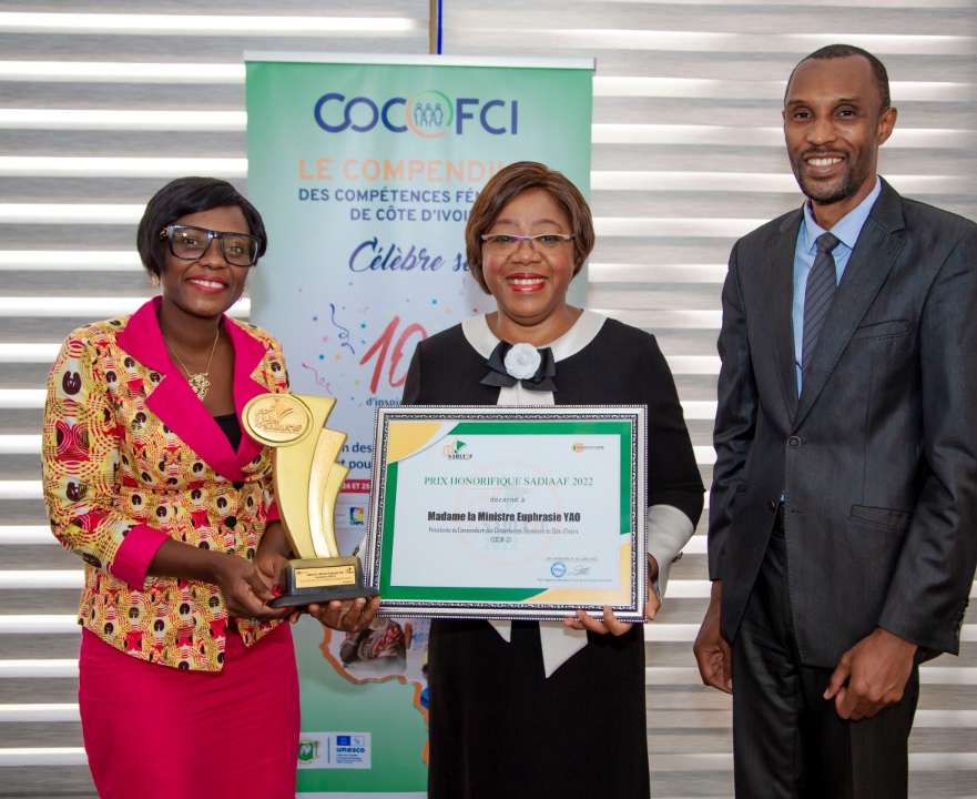 Côte d’Ivoire :La coordinatrice du COCOFCI ,Mme la Ministre Euphrasie Kouassi Yao, reçoit , un Prix d’excellence pour sa contribution à la promotion des femmes d’ici et de la diaspora.