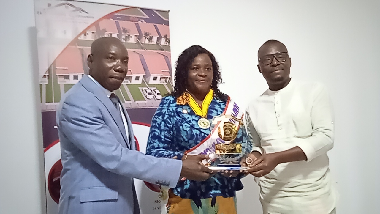 Côte d’Ivoire :Mme BONHOULOU PEHE épouse TAHOU reçoit une 2ieme fois le Prix International PADEL pour l’édition 2022.