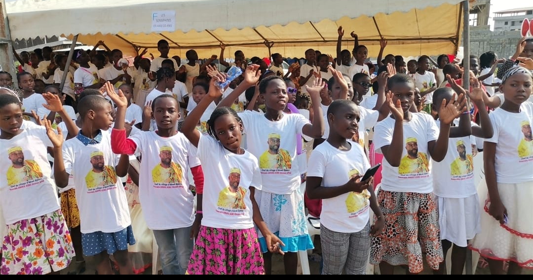 Adjamé Bingerville/ fête de Noël : l »honorable Awaka, chef du village a soulagé 2000 enfants avec plus de 8 millions.