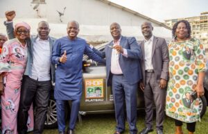 Côte d’Ivoire :Le Candidat RHDP pour les Municipales 2023 au Plateau Fabrice Sawegnon offre un véhicule à la Direction locale du parti