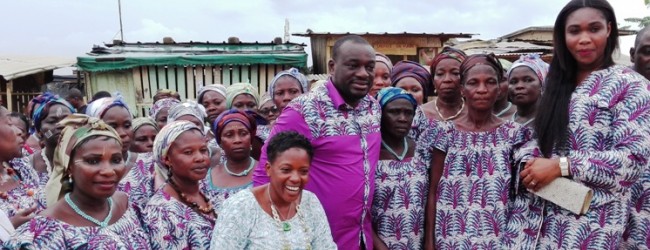 Alain Akouna célèbre les Mamans de l’association « AKLOMIABLA » de Yopougon-Gesco (Petit paris)